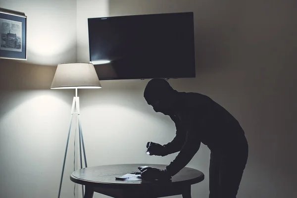 Intrusione di un ladro in una casa abitata — Foto Stock