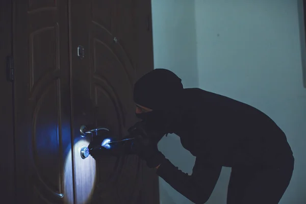 Intrusione di un ladro in una casa abitata — Foto Stock