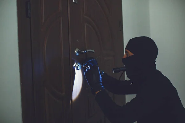 Intrusion of a burglar in a house inhabited — Stock Photo, Image