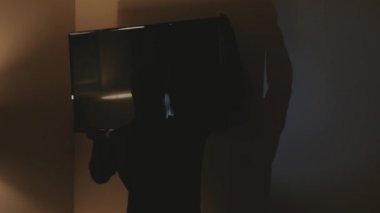 Issız bir eve zorla giren bir hırsız.