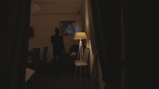 Inbraak van een inbreker in een bewoond huis — Stockvideo