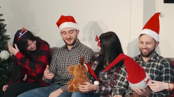 Baráti társaság játszik és csevegnek karácsonykor — Stock videók