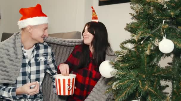 Nejlepší přátelé sedí doma a jíst popcorn na Nový rok předvečer — Stock video