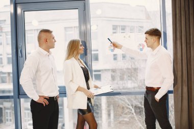 Genç ekip birlikte çalışıyor ve bilgisayarı kullanıyor.