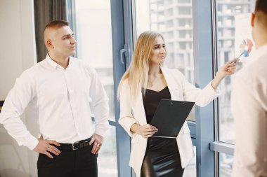 Genç ekip birlikte çalışıyor ve bilgisayarı kullanıyor.