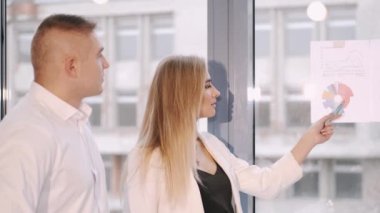 İş arkadaşları modern ofiste yeni bir iş projesi üzerinde tartışıyorlar