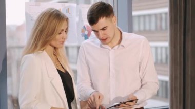 İş arkadaşları modern ofiste yeni bir iş projesi üzerinde tartışıyorlar