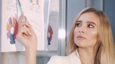 Meslektaşlarına sunum yapan güzel iş kadını.