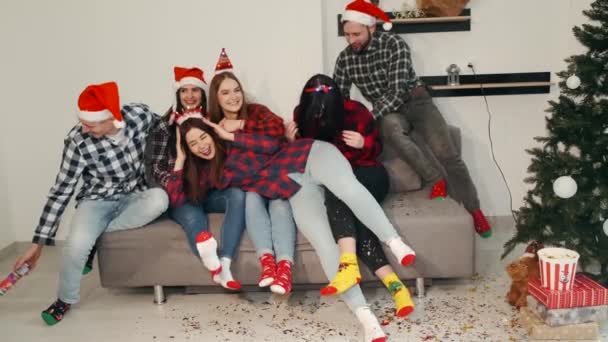 Baráti társaság játszik és csevegnek karácsonykor — Stock videók