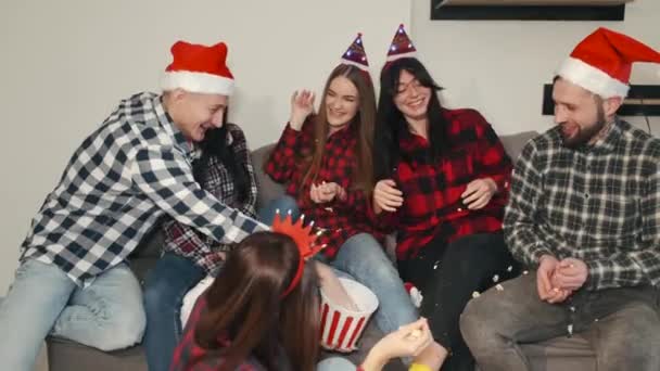 Beste Freunde sitzen zu Hause und essen an Silvester Popcorn — Stockvideo