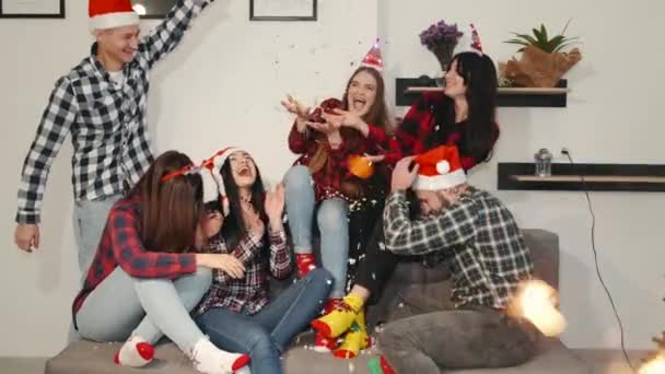 Ομάδα φίλων διασκεδάζουν μαζί την παραμονή της Πρωτοχρονιάς στο σπίτι — Αρχείο Βίντεο