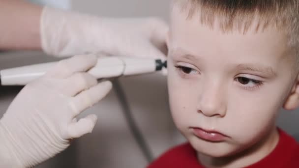 Otorrinolaringologista examinando uma orelha de criança no escritório — Vídeo de Stock