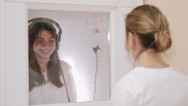 Jovem que faz exame de audição médica — Vídeo de Stock