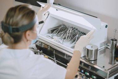 Doktor tıbbi aletleri temizlemeye hazırlan.