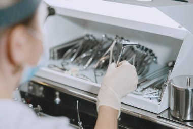 Doktor tıbbi aletleri temizlemeye hazırlan.