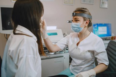 Otolaryngologist tıbbi muayene prosedürüne hazırlanıyor.