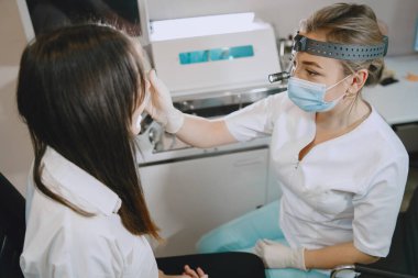 Otolaryngologist tıbbi muayene prosedürüne hazırlanıyor.