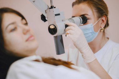 Otolaryngologist tıbbi muayene prosedürüne hazırlanıyor.