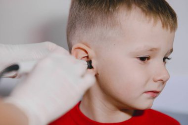 Muayene için doktora giden küçük çocuk.