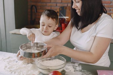 Mutfakta bir aile Kurabiye için hamur pişirir