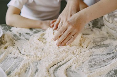 Mutfakta bir aile Kurabiye için hamur pişirir