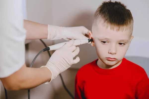 Маленький хлопчик у лікаря на обстеження — стокове фото