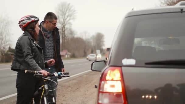 Homem e mulher discutindo uns com os outros após acidente de bicicleta de carro — Vídeo de Stock