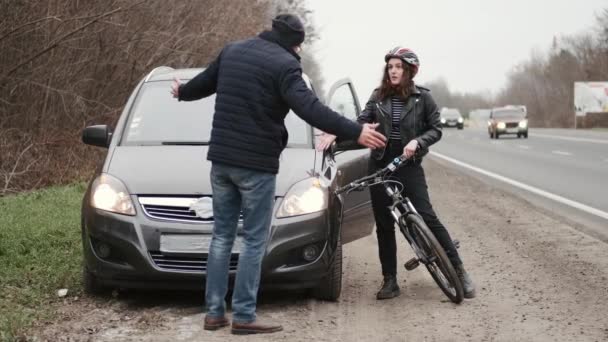 Мужчина и женщина спорят друг с другом после аварии на велосипеде — стоковое видео