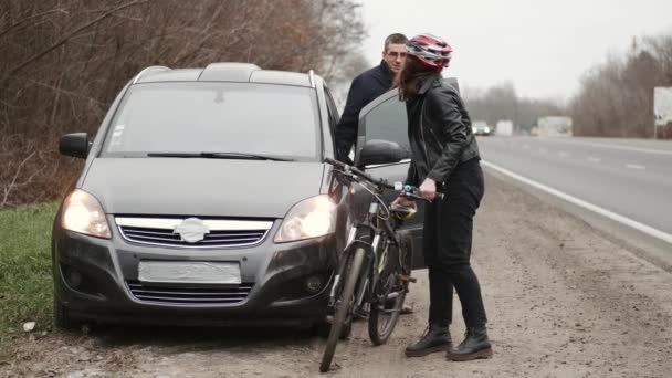 Hombre y mujer discutiendo entre sí después de accidente de bicicleta de coche — Vídeo de stock