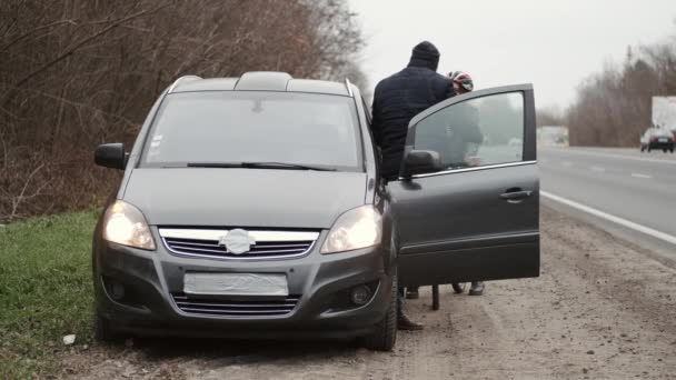 Man en vrouw ruziën met elkaar na auto-ongeluk — Stockvideo