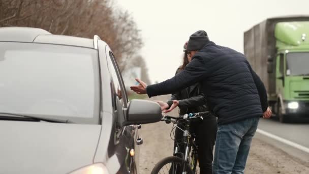 Homem e mulher discutindo uns com os outros após acidente de bicicleta de carro — Vídeo de Stock