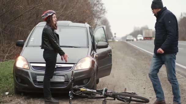 Homem e mulher discutindo uns com os outros após acidente de bicicleta de carro — Vídeo de Stock