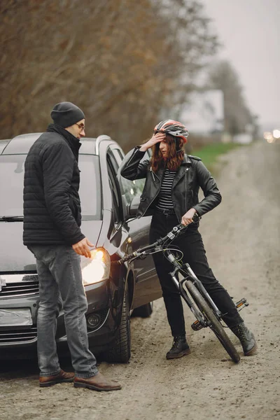 Autonehoda s cyklistou řidič a auto — Stock fotografie