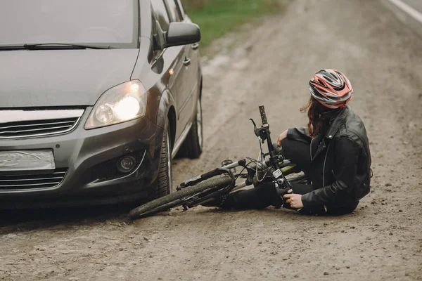 Acidente de viação com mulher ciclista motorista e carro — Fotografia de Stock