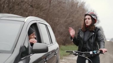 Sürücü ve motorcu trafik kazasından sonra kavga ediyor.