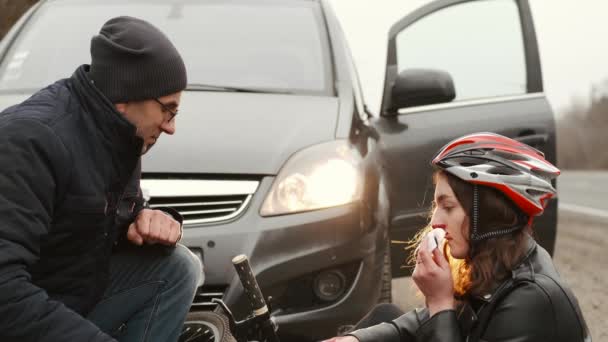 車の事故でサイクリストを傷つけようとしてる男の運転手 — ストック動画