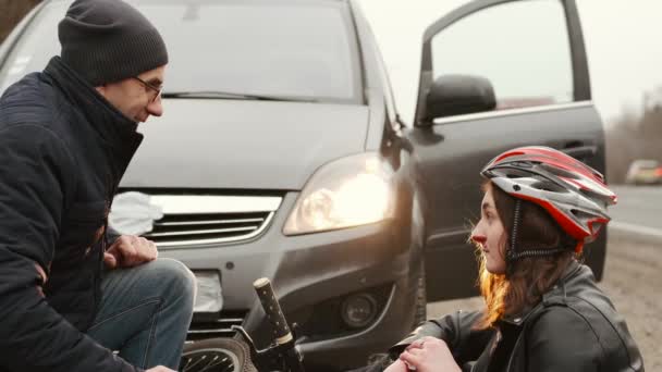 Homme conducteur essayant d'aider le cycliste blessé lors d'un accident de voiture — Video