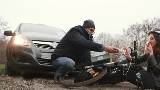 Muž řidič se snaží pomoci zraněný cyklista na autonehodě — Stock video