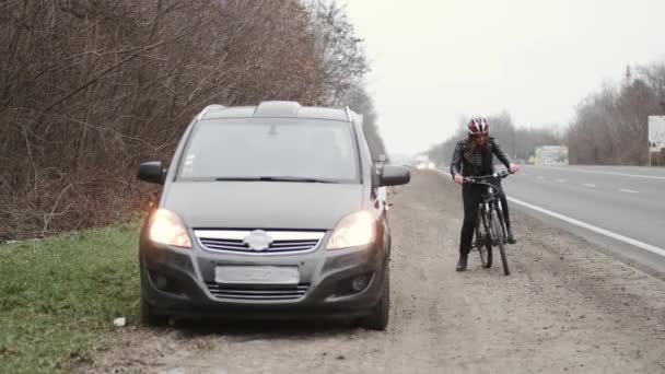 Ruzie tussen bestuurder en motorrijder na auto-ongeluk op de weg — Stockvideo