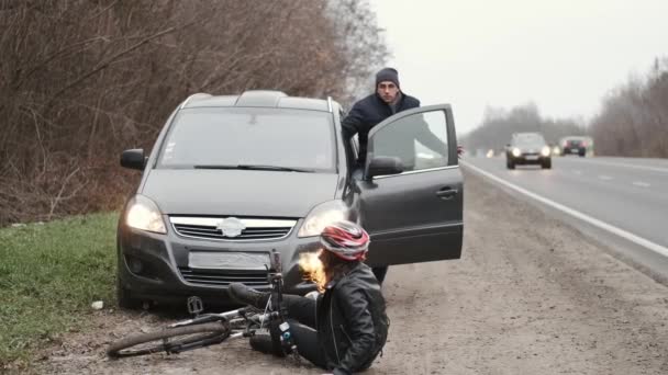 Sürücü ve motorcu trafik kazasından sonra kavga ediyor. — Stok video