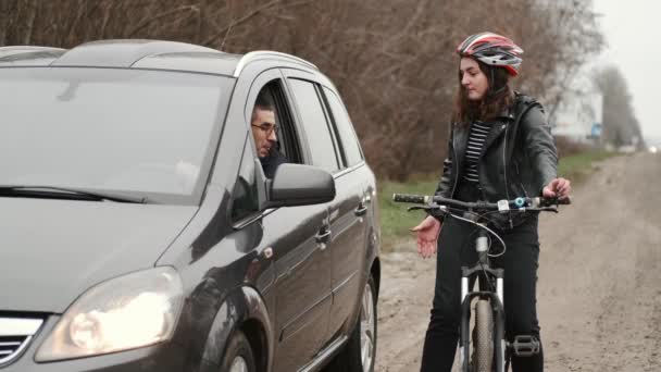 Řidič a cyklista hádky po autonehodě na silnici — Stock video