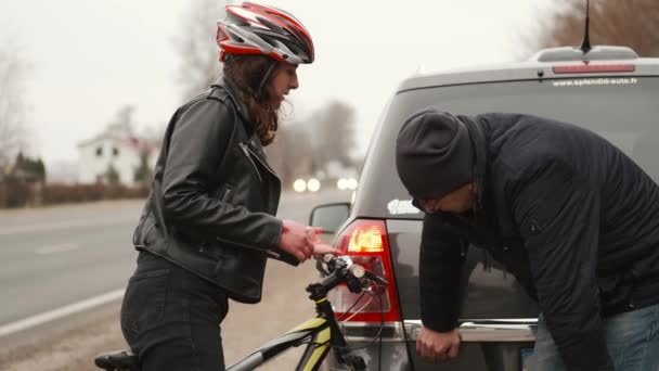 Driver and biker quarreling after car accident on road — Stock Video