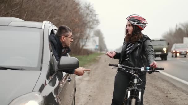 Fahrer und Biker streiten sich nach Autounfall auf Straße — Stockvideo