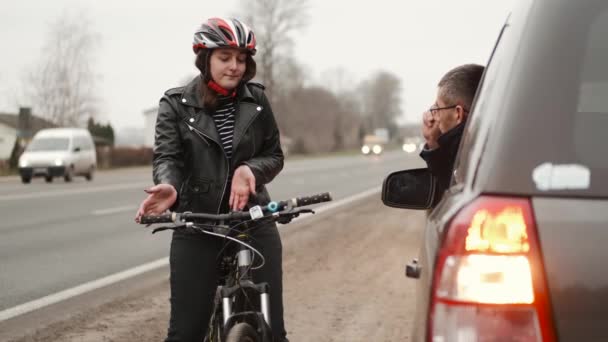 Közúti autóbalesetet követően a járművezető és a motoros veszekedése — Stock videók