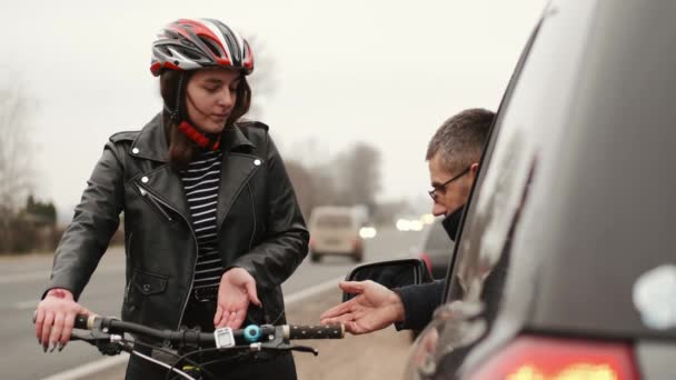 Driver and biker quarreling after car accident on road — Stock Video