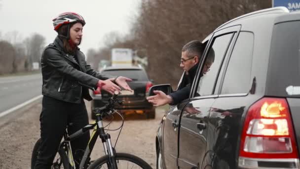 Conductor y motociclista peleando después de un accidente de coche en la carretera — Vídeos de Stock