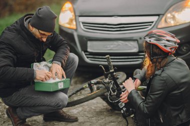 Motosikletli adam ve şoförle trafik kazası.