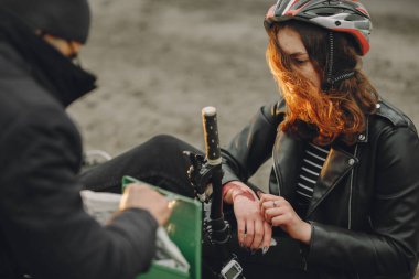 Motosikletli adam ve şoförle trafik kazası.