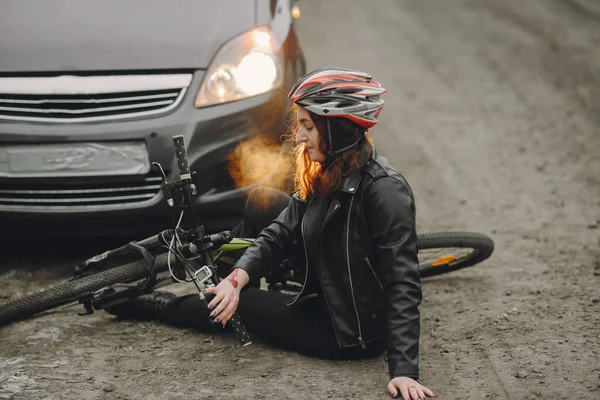 Wypadek drogowy z kierowcą i samochodem rowerzystki — Zdjęcie stockowe