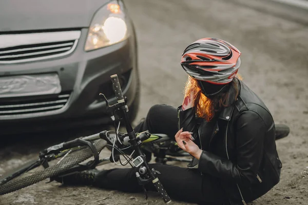 ДТП с велосипедисткой женщиной-водителем и машиной — стоковое фото